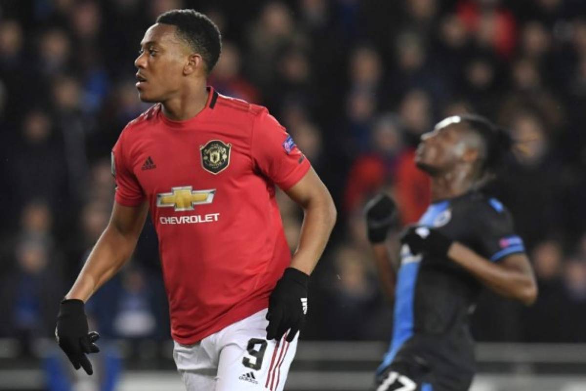 Manchester United's French forward Anthony Martial (L) celebrates scoring his team's first goal during the UEFA Europa League round of 32 first leg football match between Club Brugge's and Manchester United at the Jan Breydel Stadium in Bruges on February 20, 2020. (Photo by JOHN THYS / AFP)