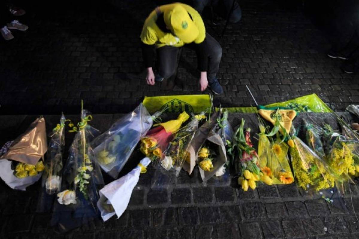Llanto y oraciones: Conmovedor homenaje a Emiliano Sala por parte de los hinchas del Nantes