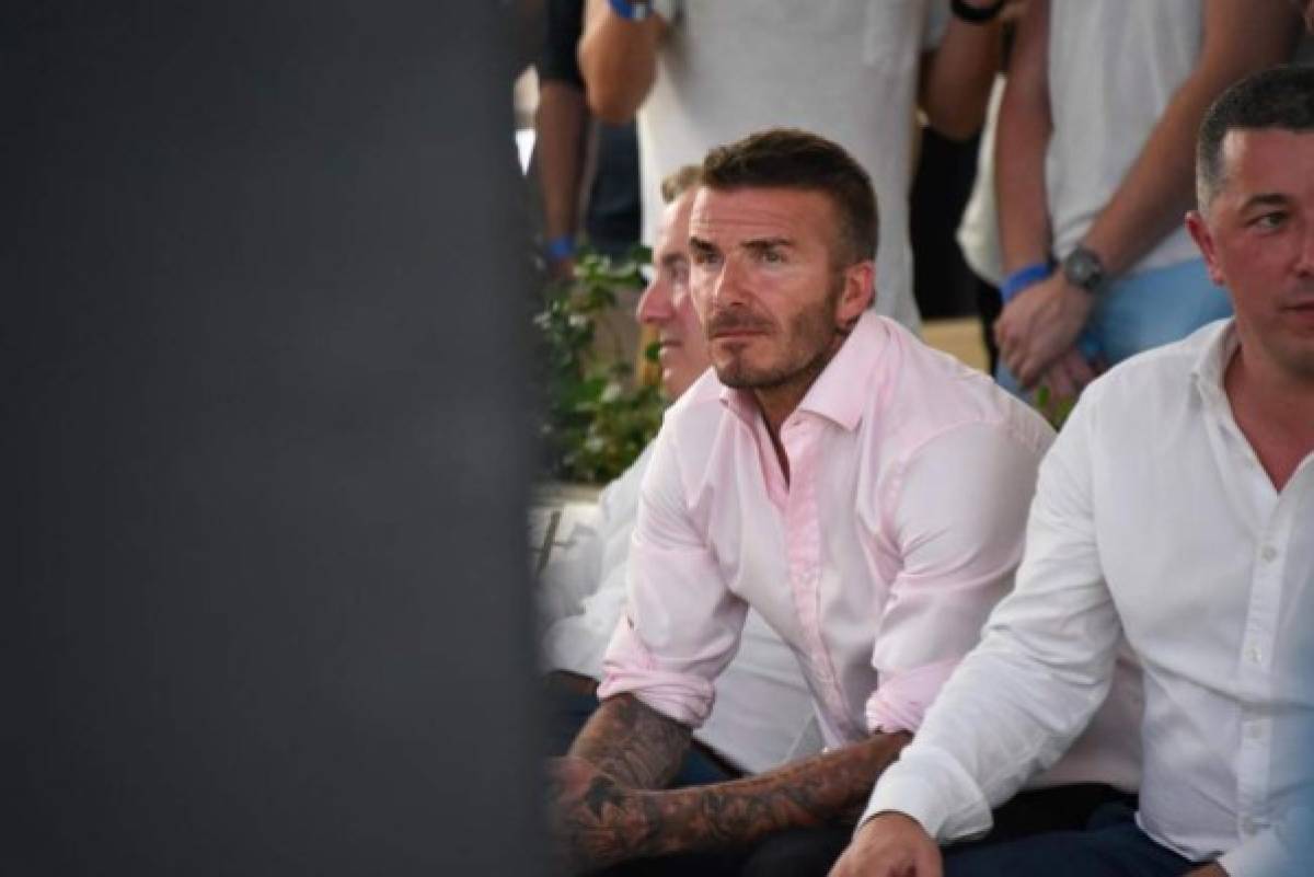 ¡En fotos! Fanática se le desnuda a David Beckham en plena vía pública