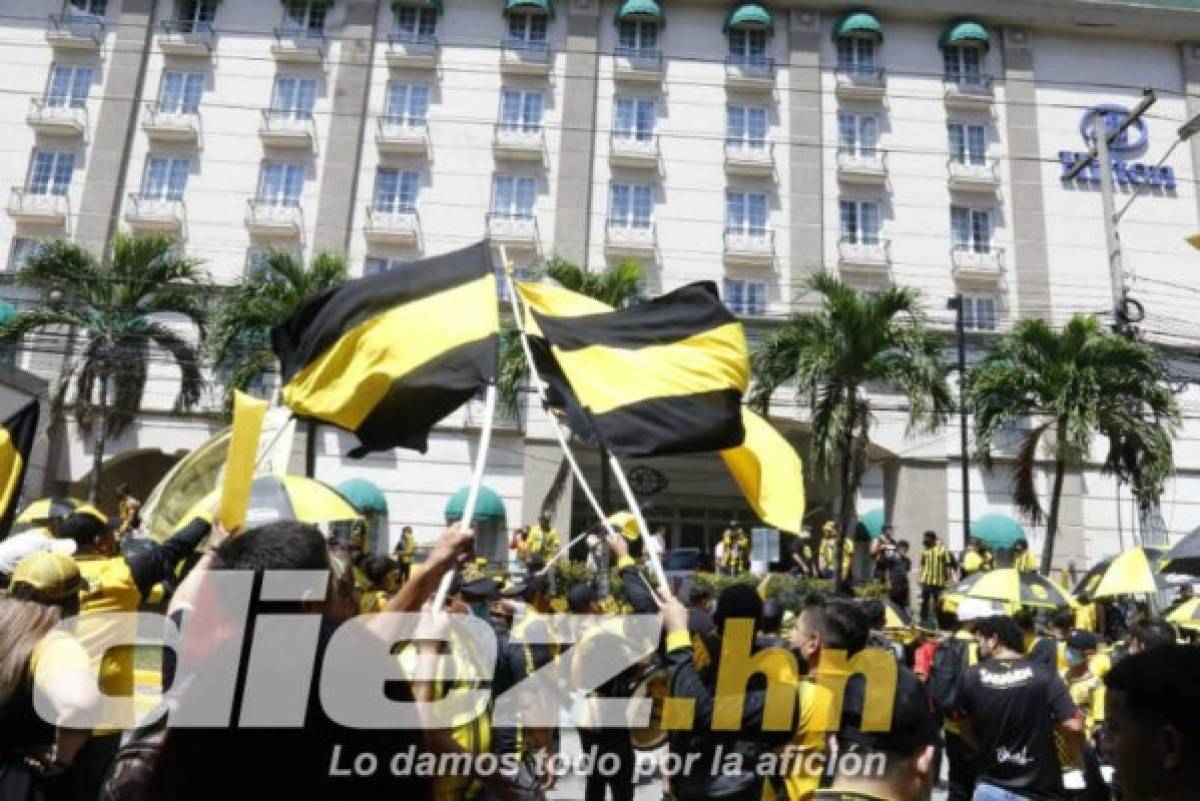 'Rip Marathón': Así fue el espectacular banderazo de los aficionados de Real España previo al Clásico