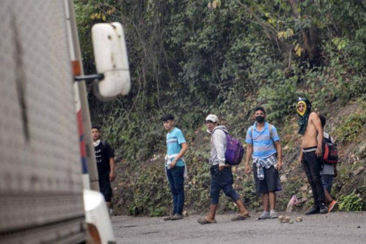 Gas lacrimógeno y mucho sufrimiento: Policía de Guatemala a golpes con caravana de inmigrantes hondureños