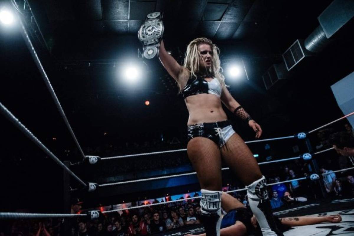 ¡Escándalo! Filtran fotos íntimas y un vídeo sexual de Toni Storm, estrella de la WWE