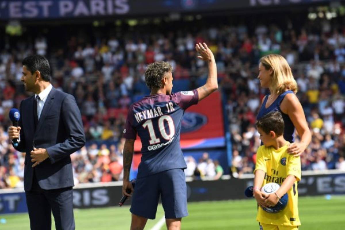 Neymar desata la locura en su presentación en el Parque de los Príncipes