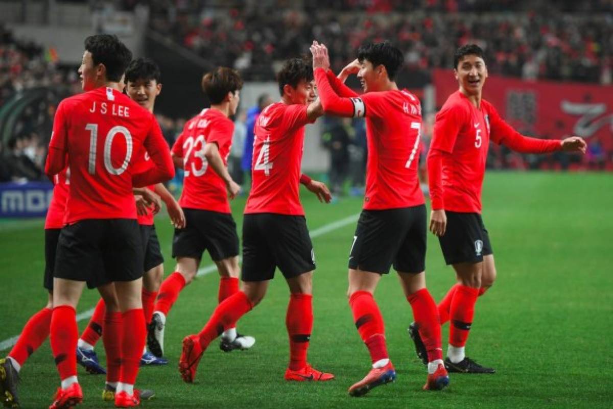 South Korea's Son Heung-min (2nd R) celebrates his goal with teammates against Colombia during their friendly football match in Seoul on March 26, 2019. (Photo by JUNG Yeon-Je / AFP)