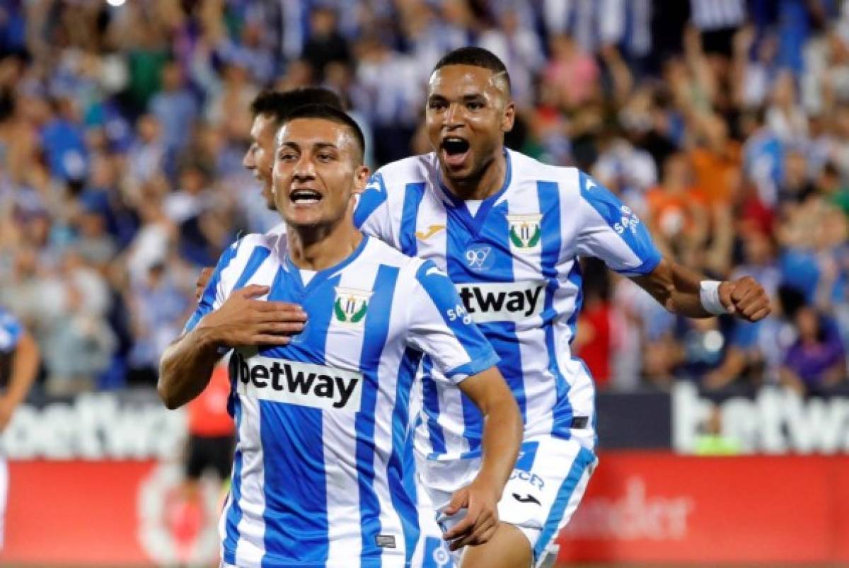 ***CORRECCIÓN PIE DE FOTO***CORRIGE TEXTO GRAF3610. LEGANÉS (MADRID), 26/09/2018.- El centrocampista del Leganés Oscar Rodríguez (i) celebra el segundo gol de su equipo ante el FC Barcelona, durante el partido de la sexta jornada de Liga que disputan hoy en el estadio de Butarque. EFE/ Juanjo Martín