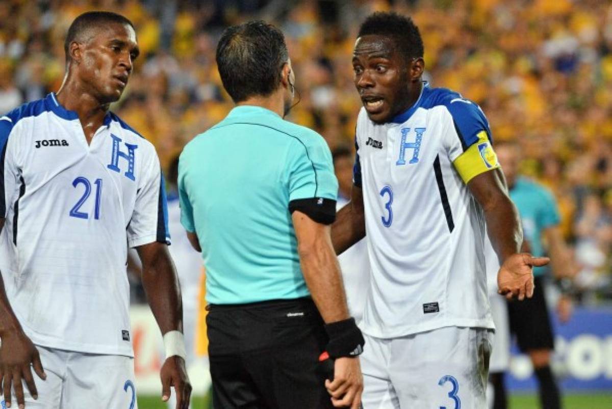 Honduras&#39;s Maynor Figueroa (R) argues against the penalty kick decision given in favour of Australia by umpire Nestor Fabian Pitana (C) during their 2018 World Cup qualification play-off football match at Stadium Australia in Sydney on November 15, 2017. / AFP PHOTO / Saeed KHAN / -- IMAGE RESTRICTED TO EDITORIAL USE - STRICTLY NO COMMERCIAL USE --
