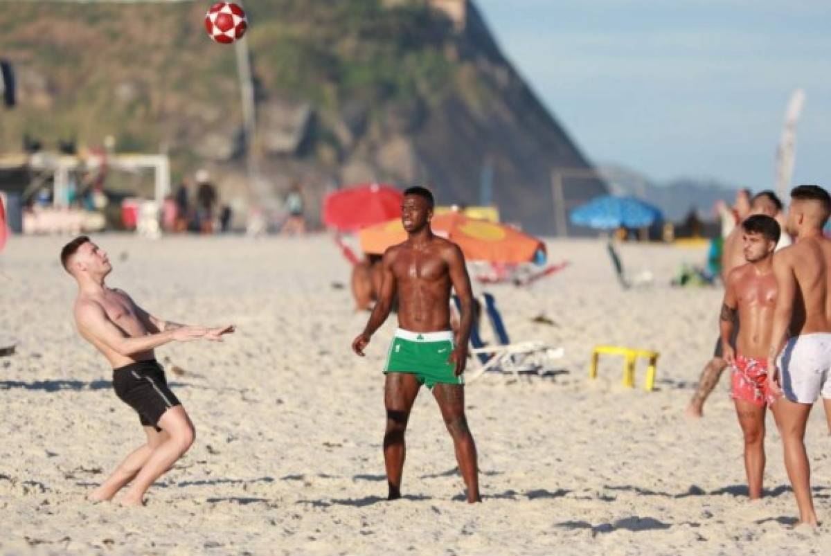 Playa, arena y mucho balón: Las tremendas vacaciones de Vinicius Junior en Brasil