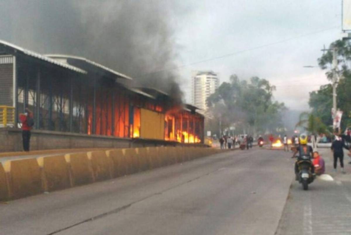 Protestas, saqueos y destrucción: Jueves caótico en Honduras