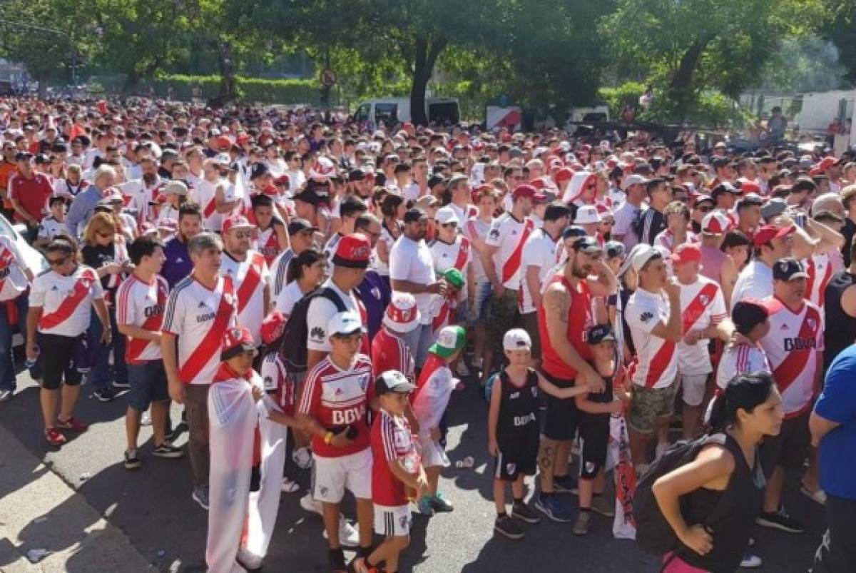 Fiesta, alegría y burlas: Así preparan los aficionados de River Plate la celebración de la Copa Libertadores.