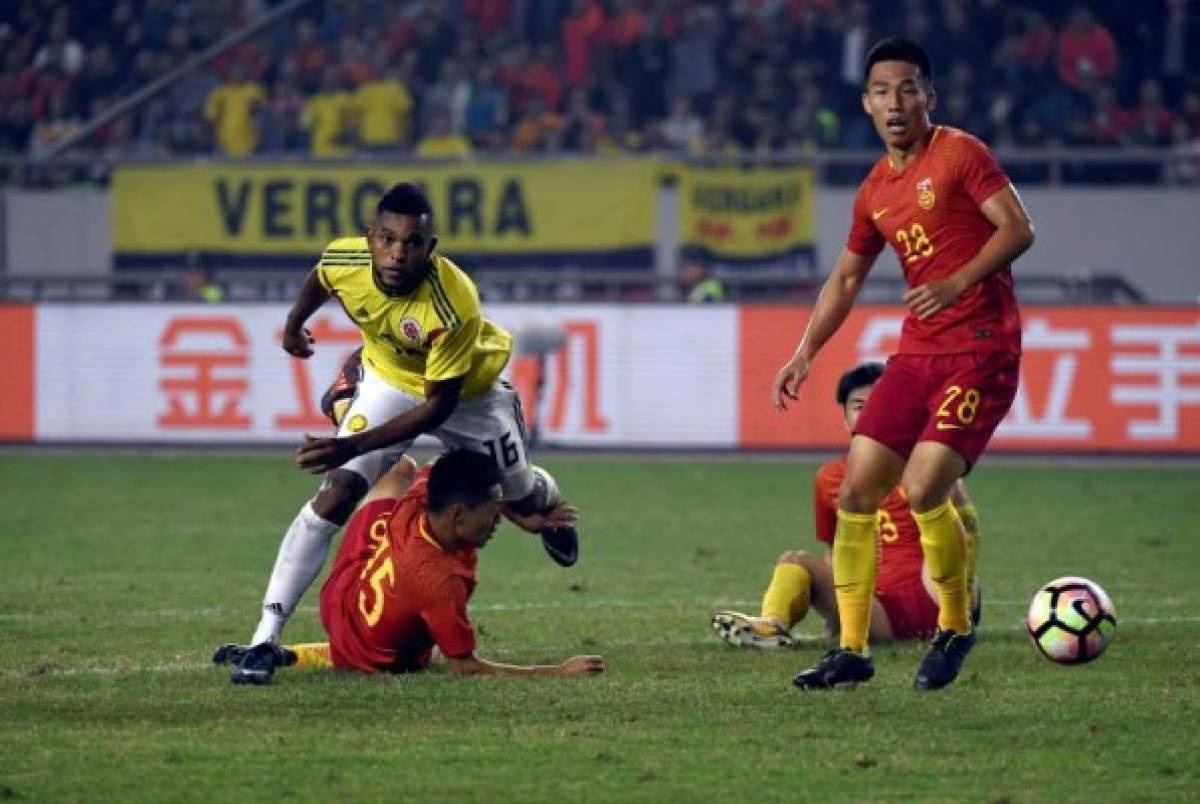 GRAF544. CHONGQING (CHINA), 14/11/2017.- El jugador Miguel Borja (i) de Colombia pasa la defensa de China hoy, martes 14 de noviembre de 2017, durante un partido amistoso entre Colombia y China, que se disputa en Chongqing (China). EFE/Gao Ge