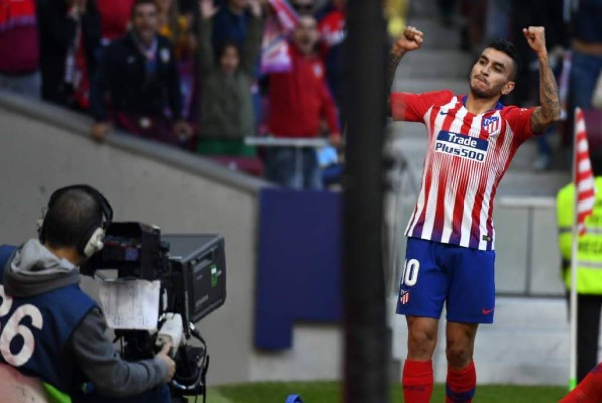 Atletico Madrid's Argentinian forward Angel Correa celebrates scoring the opening goal during the Spanish league football match between Club Atletico de Madrid and Real Betis at the Wanda Metropolitano stadium in Madrid on October 7, 2018. / AFP PHOTO / GABRIEL BOUYS