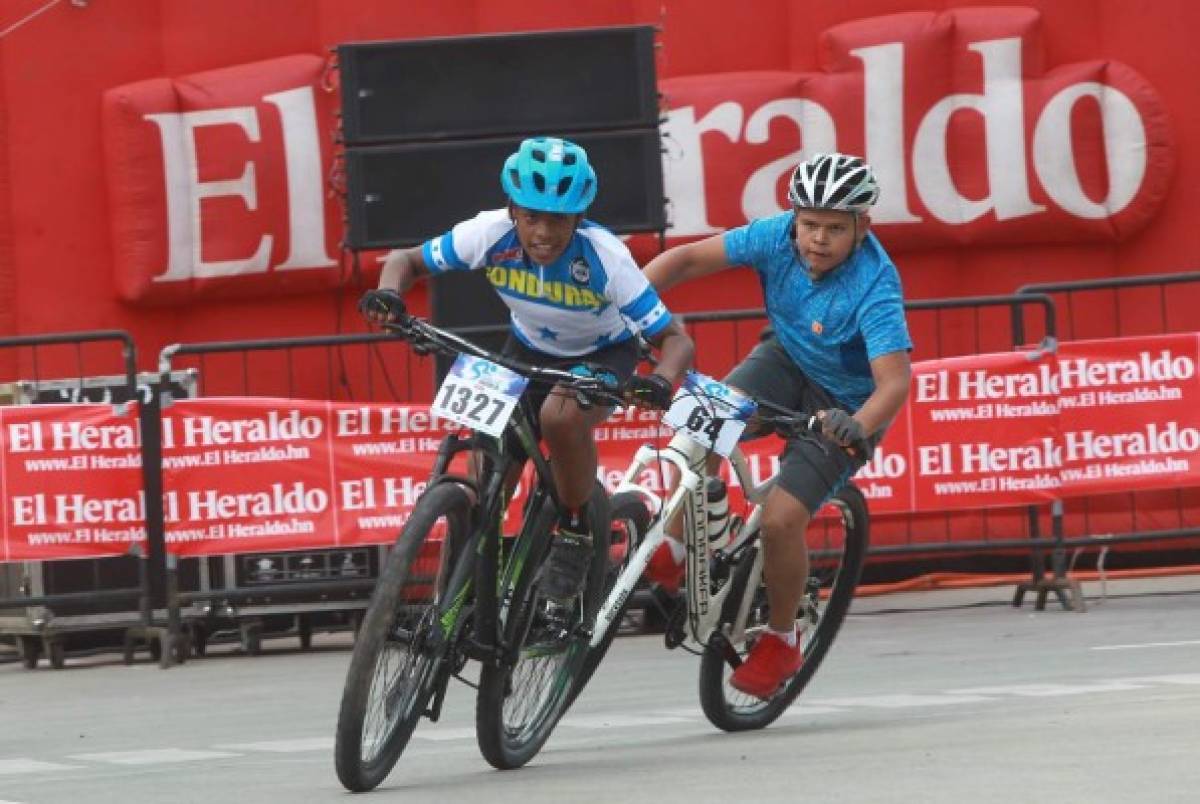 Niños engalaron el comienzo de la Vuelta Ciclística de El Heraldo