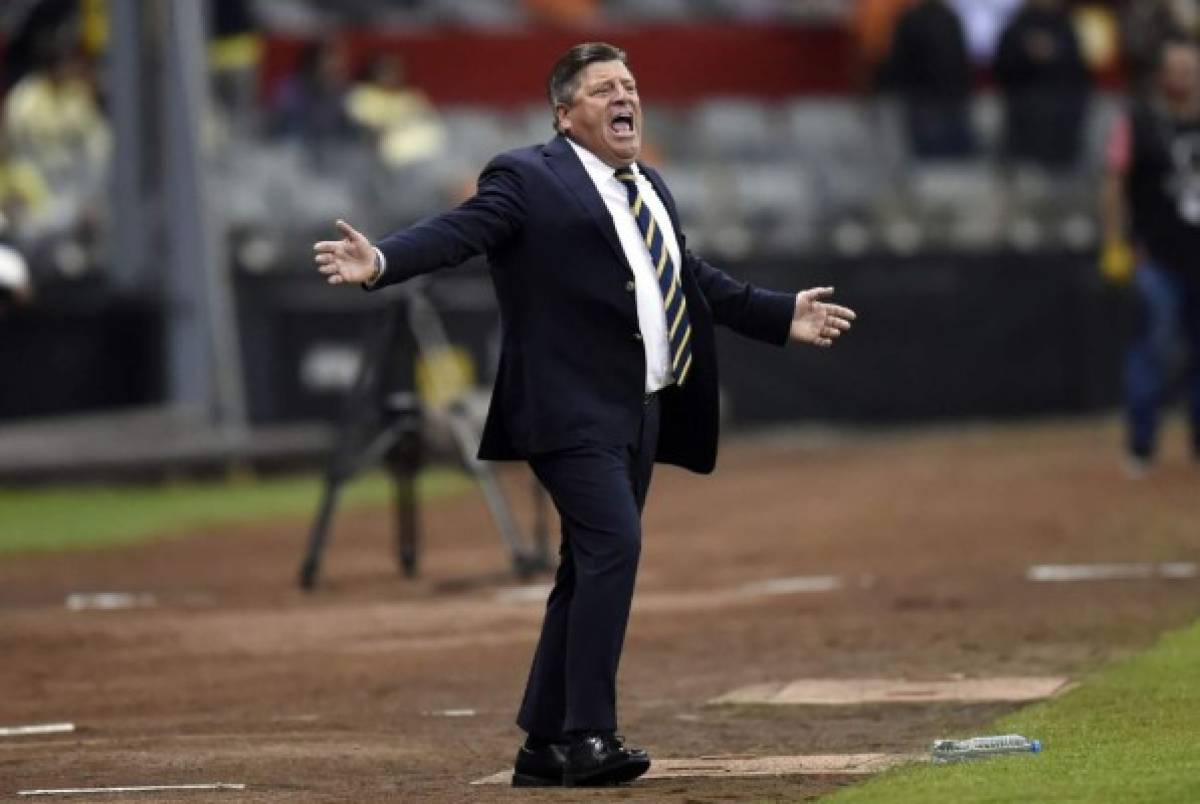 America's coach Miguel Herrera gestures during the CONCACAF Champions League football match between Comunicaciones and America at Azteca Stadium on February 26, 2020 in Mexico City, Mexico. (Photo by ALFREDO ESTRELLA / AFP)