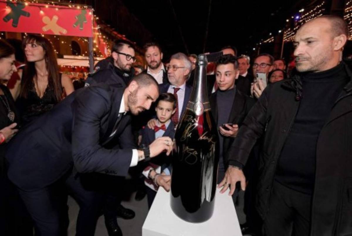 ¿Quién posa junto a Cristiano Ronado? La fiesta de Navidad de la Juventus en Italia