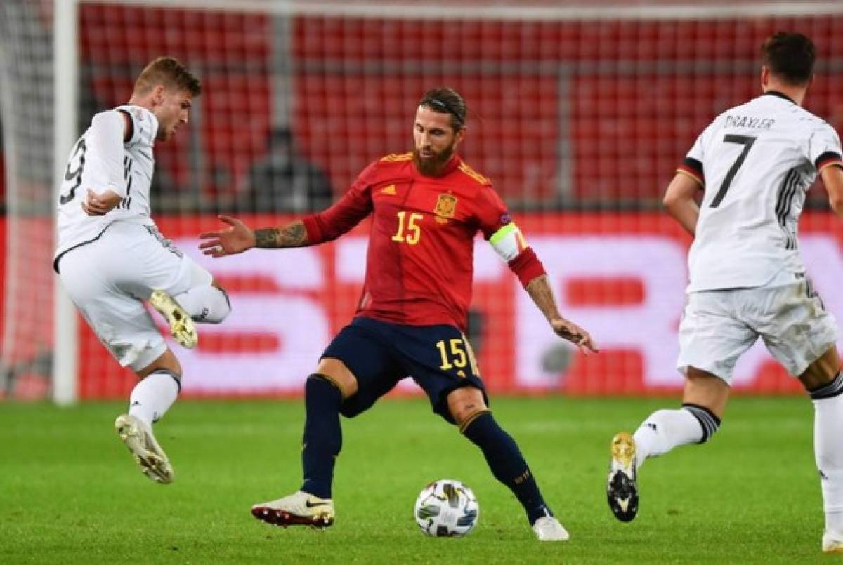 FOTOS: El 'caño' a Sergio Ramos, el enfado de Luis Enrique y los debutantes en el Alemania-España