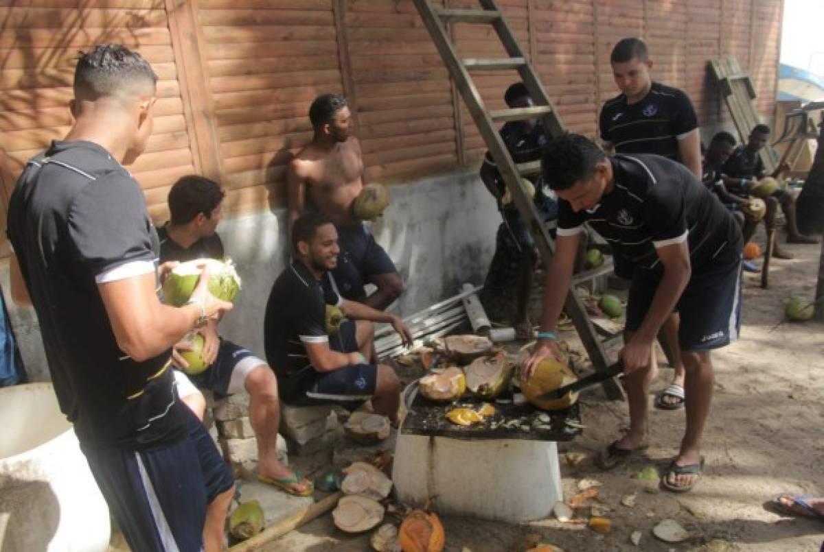 Jugadores de Motagua se relajan tomando agua de coco en Tela