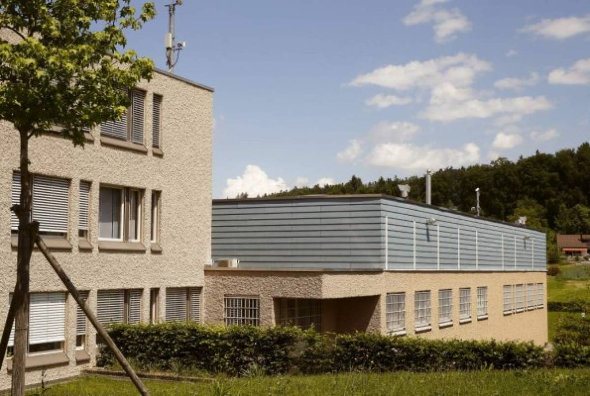 Alfredo Hawit está en una celda de 12 metros cuadrados en Suiza