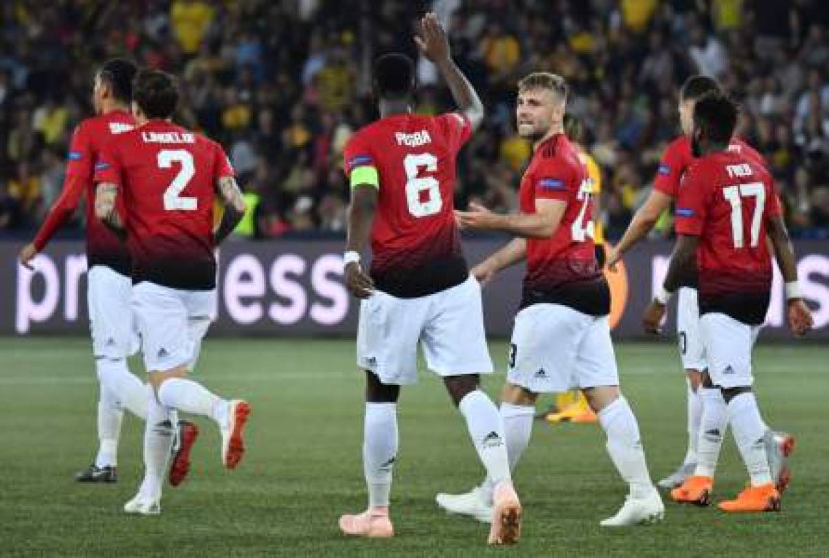 Manchester United's French midfielder Paul Pogba (C) celebrates with teammate English defender Luke Shaw (2R) after scoring a penalty during the UEFA Champions League group H football match between Young Boys and Manchester United at The Stade de Suisse in Bern on September 19, 2018. / AFP PHOTO / Alain GROSCLAUDE