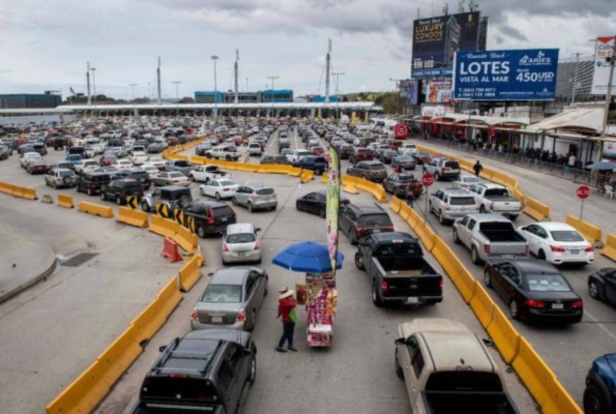 El mundo al revés: Mexicanos bloquean frontera para que no entren estadounidenses