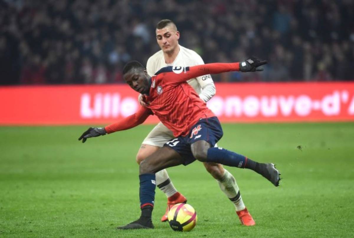 Lille's Ivorian forward Nicolas Pepe vies for the ball with Paris Saint-Germain's Italian midfielder Marco Verratti during the French L1 football match between Lille (LOSC) and Paris Saint-Germain (PSG) on April 14, 2019, at the Pierre-Mauroy Stadium in Villeneuve d'Ascq, near Lille, northern France. (Photo by FRANCOIS LO PRESTI / AFP)