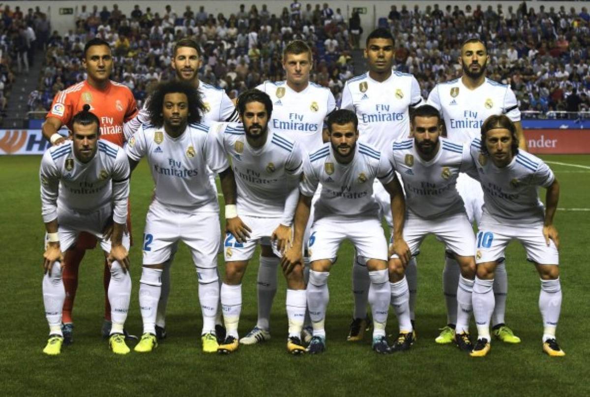 (From back left) Real Madrid's players: Costa Rican goalkeeper Keylor Navas, defender Sergio Ramos, German midfielder Toni Kroos, Brazilian midfielder Casemiro, French forward Karim Benzema, Welsh forward Gareth Bale, Brazilian defender Marcelo, midfielder Isco, defender Nacho Fernandez, defender Dani Carvajal and Croatian midfielder Luka Modric pose before the Spanish league footbal match RC Deportivo de la Coruna vs Real Madrid CF at the Municipal de Riazor stadium in La Coruna on August 20, 2017. / AFP PHOTO / MIGUEL RIOPA