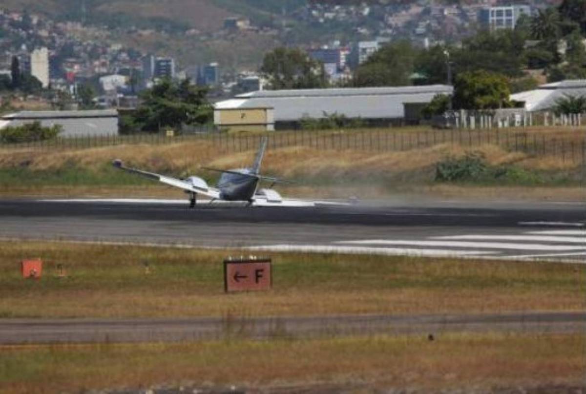 FOTOS: Así fue el aterrizaje forzoso de avioneta en el Toncontín de Tegucigalpa