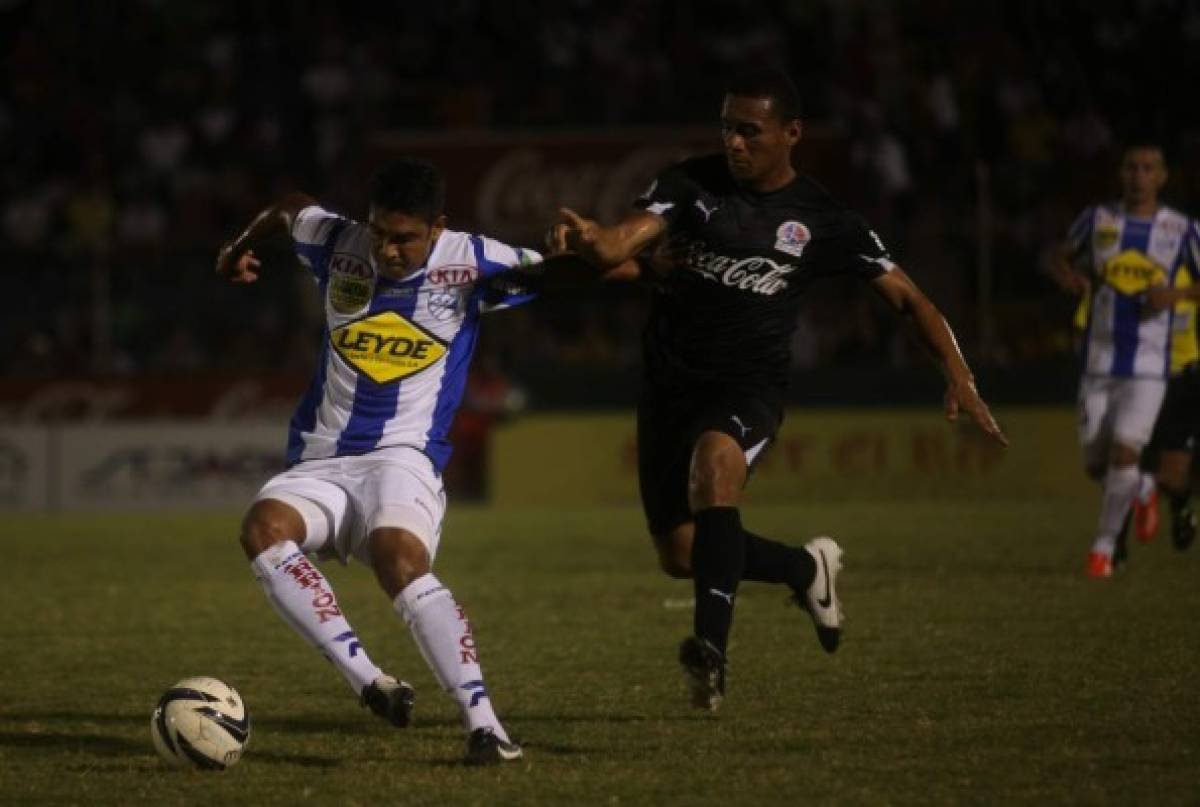 Melvin Valladares ante Carlos Will en el juego entre Victoria vrs Olimpia torneo Clausura 2014 en el estadio CeibeÃ±o