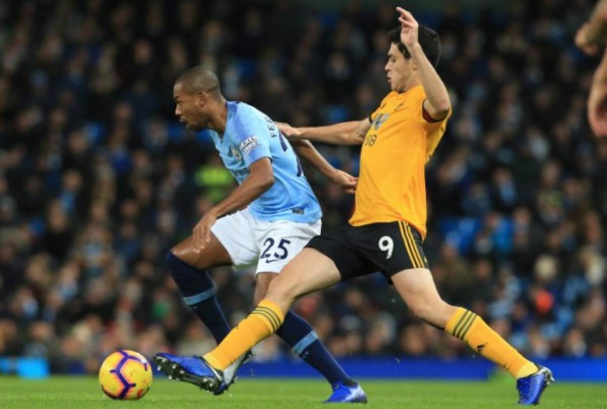 Manchester City's Brazilian midfielder Fernandinho (L) vies with Wolverhampton Wanderers' Mexican striker Raul Jimenez (R) during the English Premier League football match between Manchester City and Wolverhampton Wanderers at the Etihad Stadium in Manchester, north west England, on January 14, 2019. (Photo by Lindsey PARNABY / AFP) / RESTRICTED TO EDITORIAL USE. No use with unauthorized audio, video, data, fixture lists, club/league logos or 'live' services. Online in-match use limited to 120 images. An additional 40 images may be used in extra time. No video emulation. Social media in-match use limited to 120 images. An additional 40 images may be used in extra time. No use in betting publications, games or single club/league/player publications. /
