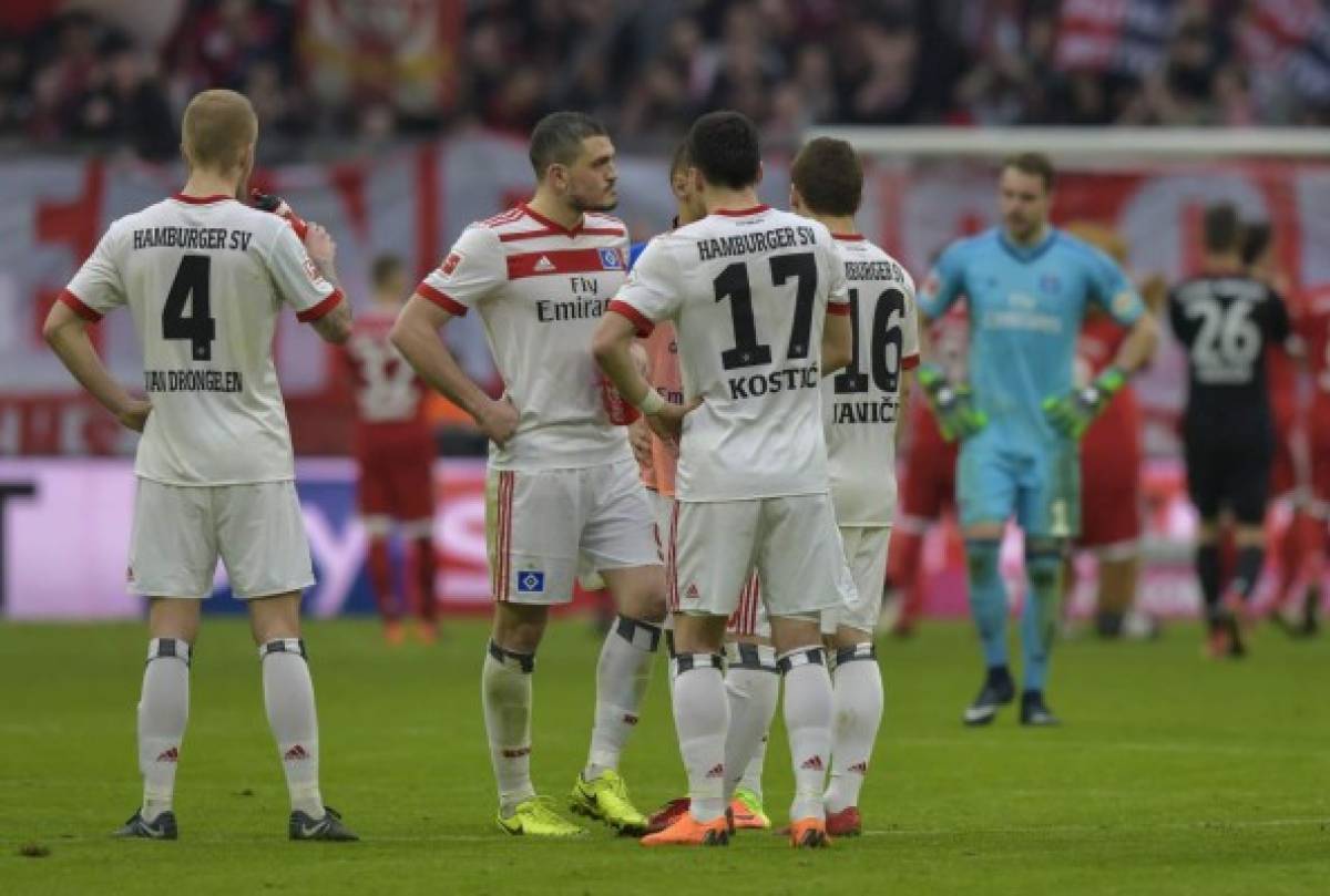 Hamburg's players react after the German first division Bundesliga football match Bayern Munich vs Hamburger SV in Munich on March 10, 2018. / AFP PHOTO / Guenter SCHIFFMANN / RESTRICTIONS: DURING MATCH TIME: DFL RULES TO LIMIT THE ONLINE USAGE TO 15 PICTURES PER MATCH AND FORBID IMAGE SEQUENCES TO SIMULATE VIDEO. == RESTRICTED TO EDITORIAL USE == FOR FURTHER QUERIES PLEASE CONTACT DFL DIRECTLY AT + 49 69 650050