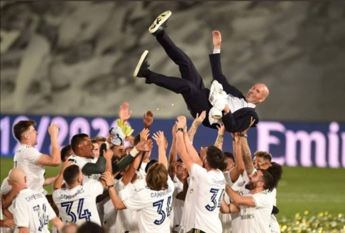 El beso a Zidane y a la Copa: Locura en la celebración del Real Madrid tras quedarse con el título de LaLiga