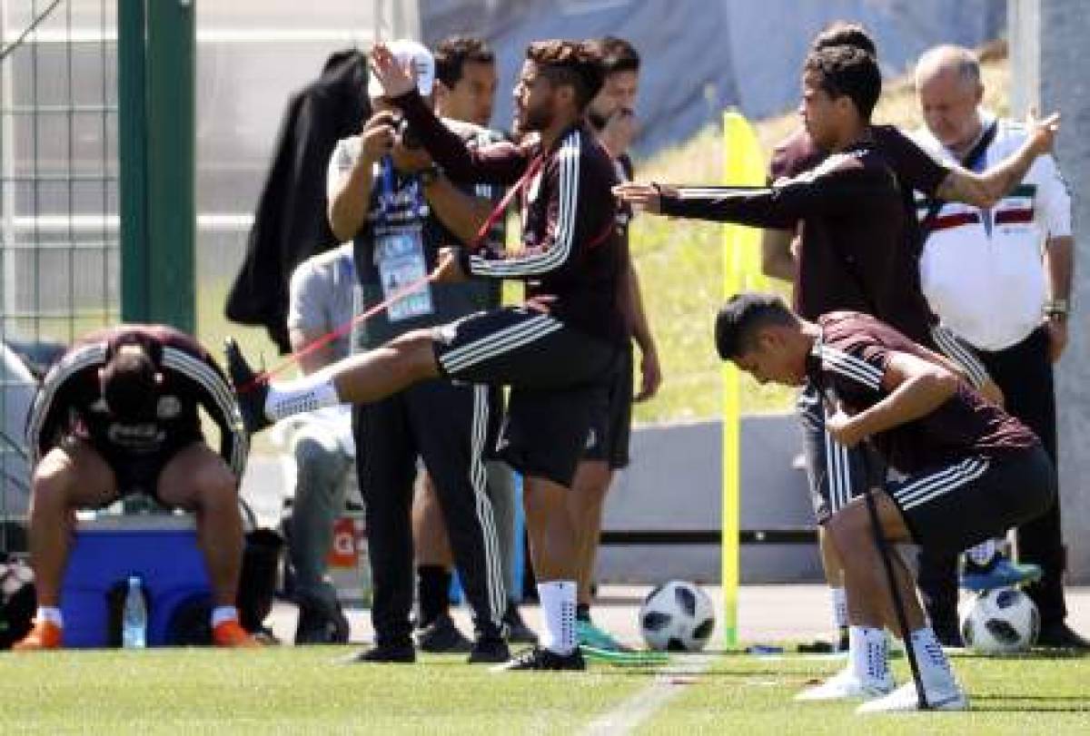 FT01. Moscow (Russian Federation), 20/06/2018.- Mexico's players attend a training in Moscow 20 June 2018. Mexico will face South Korea in the FIFA World Cup 2018 Group F preliminary round soccer match on 23 June 2018. The FIFA World Cup 2018 takes place in Russia from 14 June until 15 July 2018. (Mundial de Fútbol, Corea del Sur, Moscú, Rusia) EFE/EPA/FELIPE TRUEBA EDITORIAL USE ONLY EDITORIAL USE ONLY