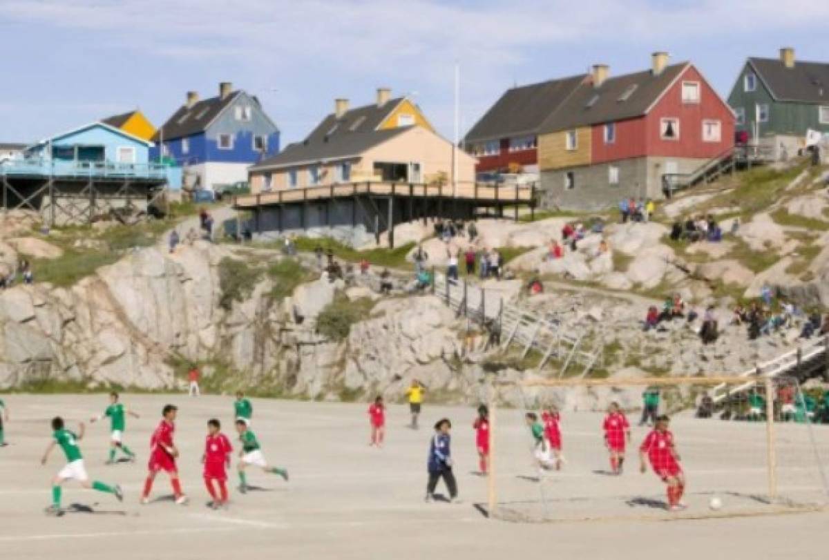 Así es el fútbol en Groenlandia: En medio de icebergs, ballenas y la temporada dura solo siete día