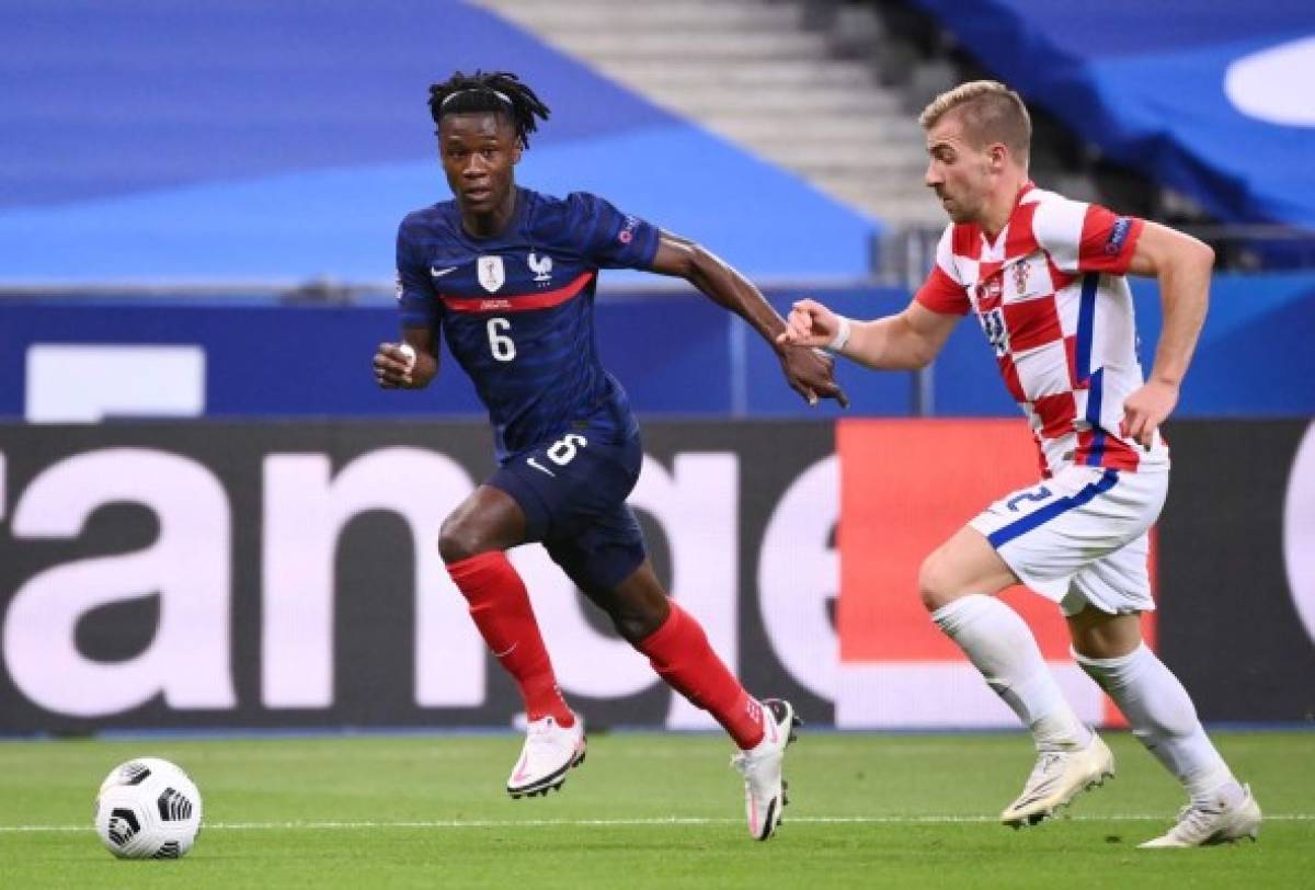 France's midfielder Eduardo Camavinga (L) vies for the ball with Croatia's defender Dario Melnjak during the UEFA Nations League Group C football match between France and Croatia on September 8, 2020 at the Stade de France in Saint-Denis, near Paris. (Photo by FRANCK FIFE / AFP)