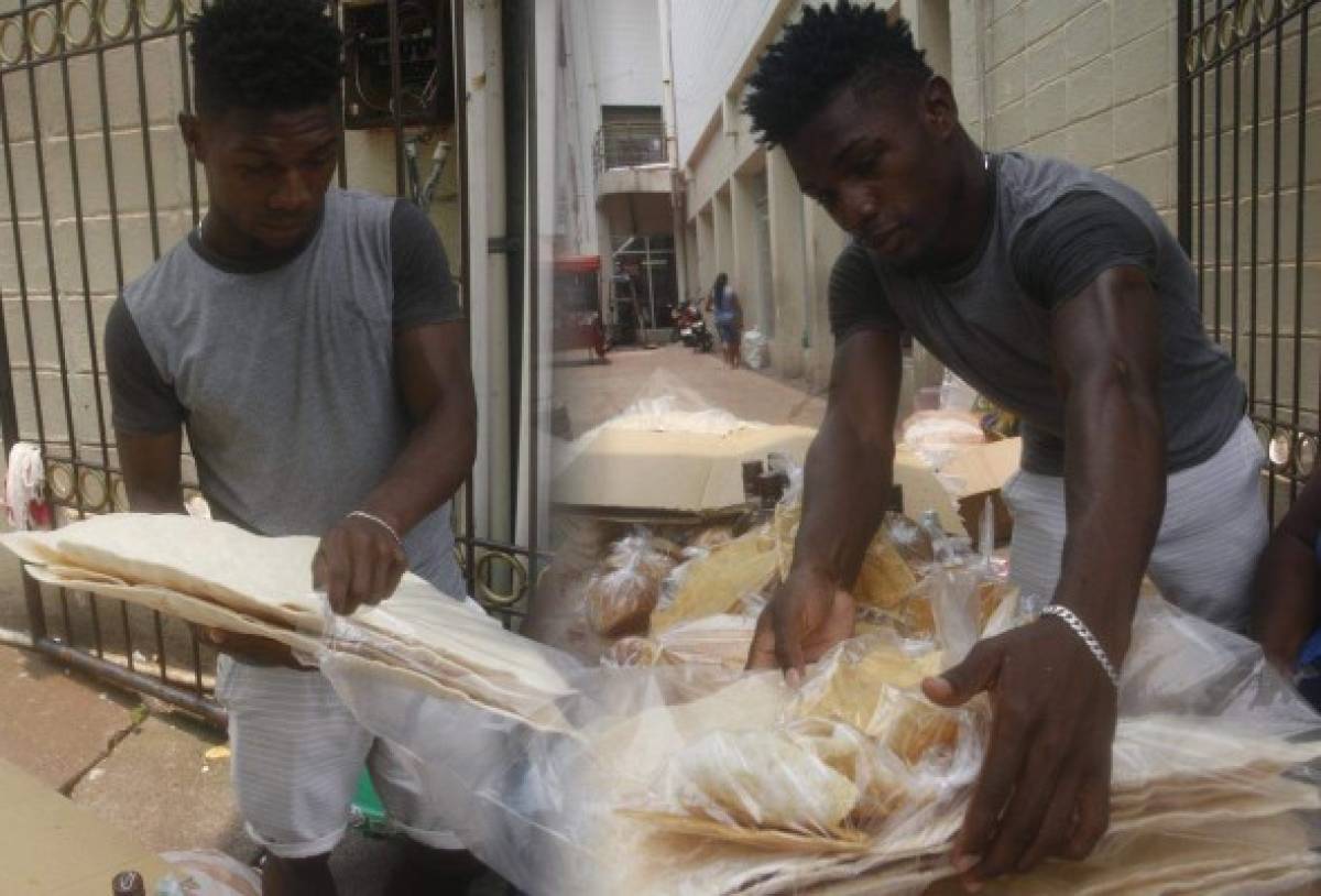 Marlon 'Machuca' Ramírez vende casabe y pan de coco para mantenerse