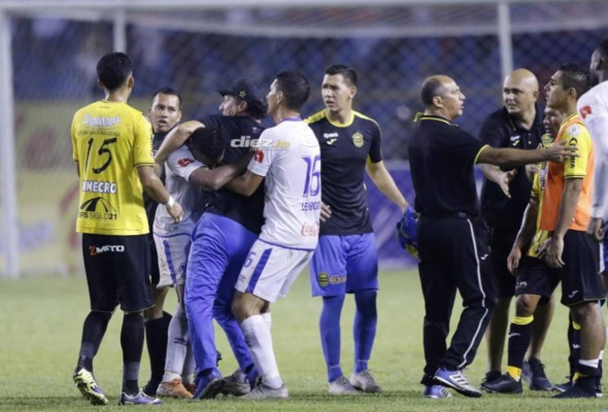 Fotos: Pedro Troglio pierde los estribos tras ser expulsado por el árbitro Saíd Martínez