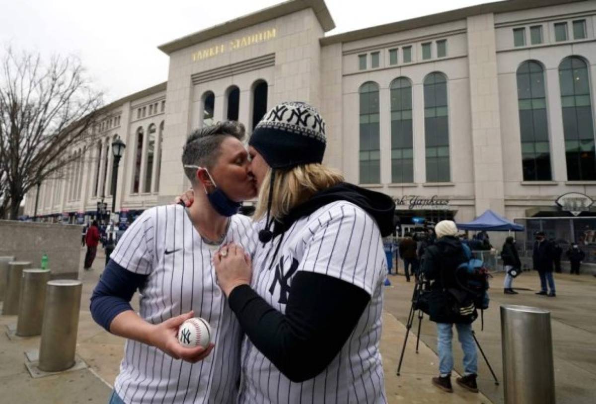 Besos, fiesta y tremendo espectáculo en el regreso de los aficionados al Yankee Stadium de Nueva York