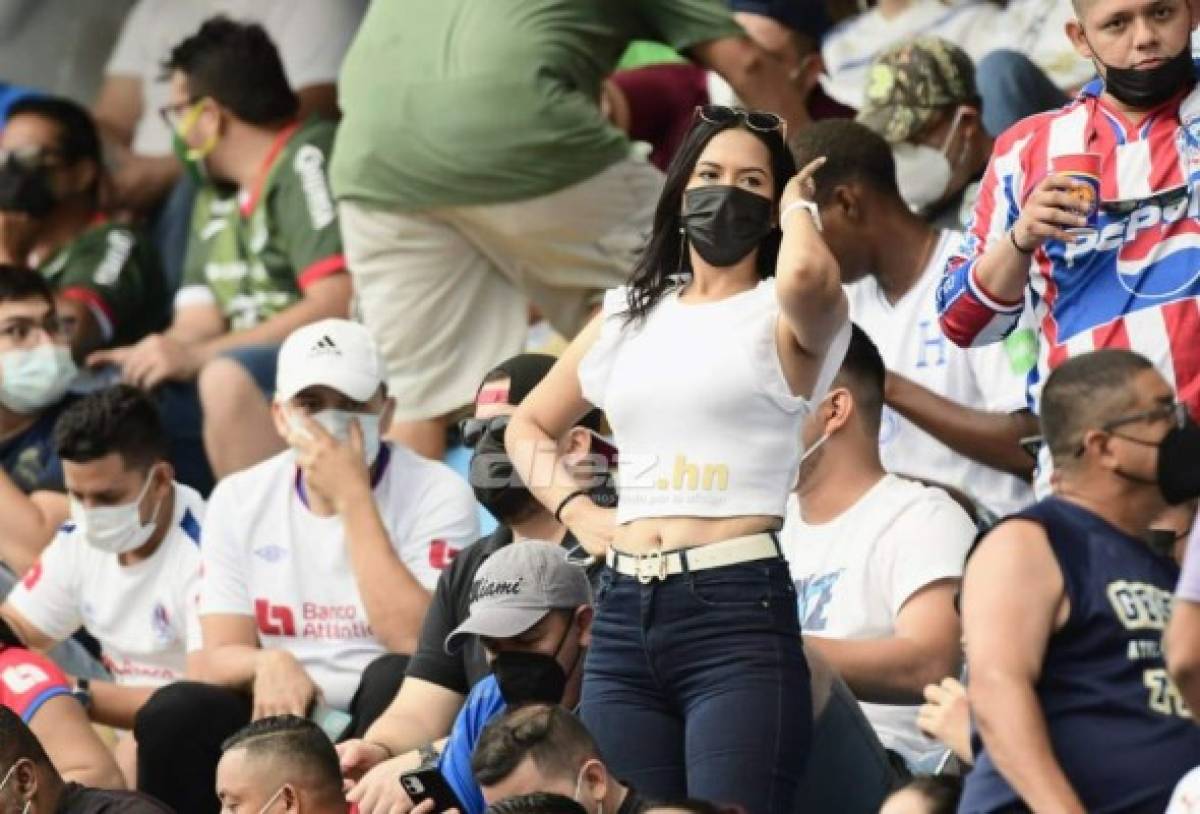 El Olímpico convertido en una pasarela: Las despampanantes y sexys mujeres en el clásico Marathón-Olimpia