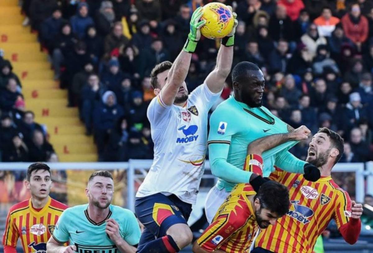 Lecce's Brazilian goalkeeper Gabriel (C) saves a ball under pressure from Inter Milan's Belgian forward Romelu Lukaku (C-R) during the Italian Serie A football match Lecce vs Inter Milan on January 19, 2020 at the Via del Mare stadium in Lecce. (Photo by Tiziana FABI / AFP)