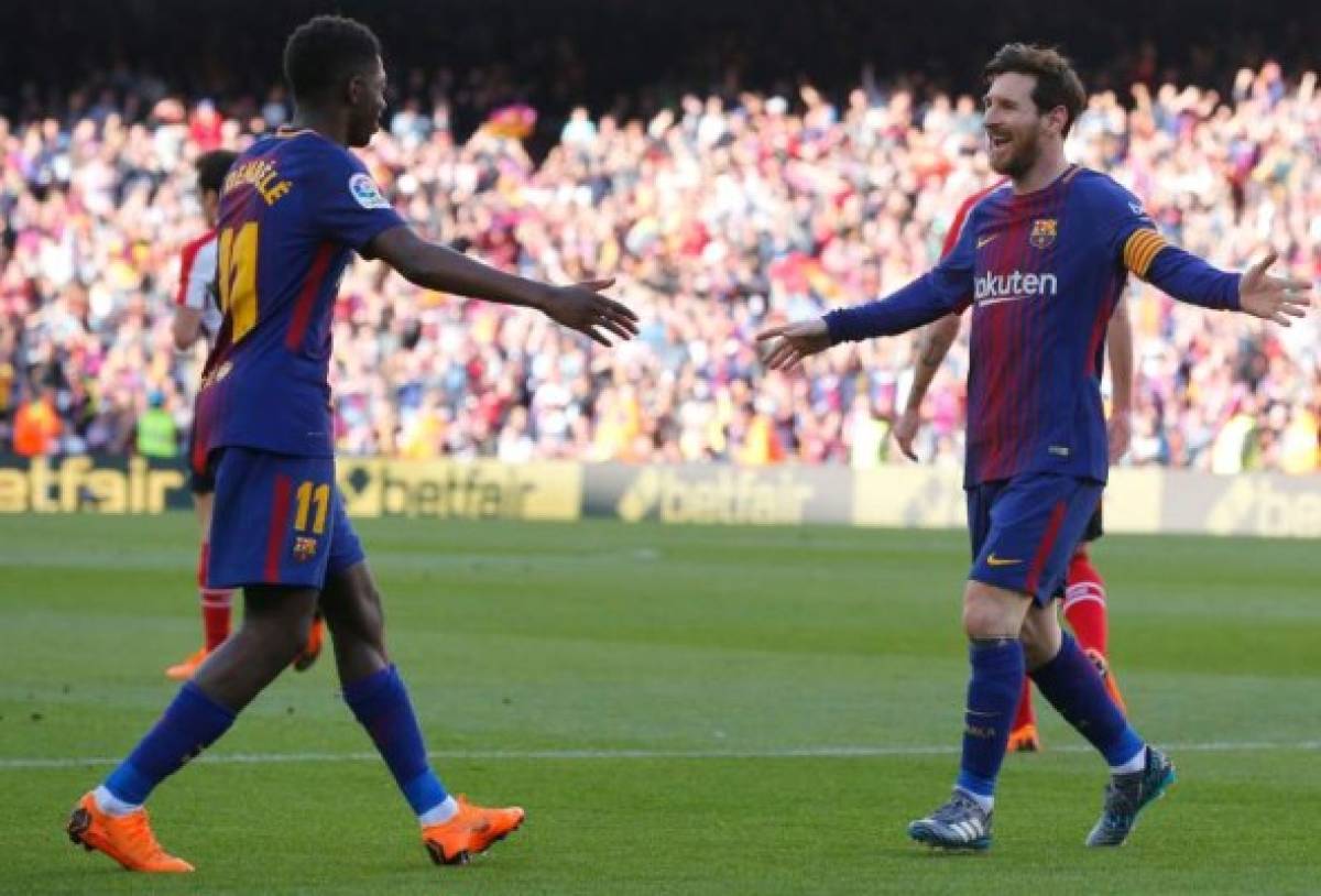 Barcelona's Argentinian forward Lionel Messi (R) celebrates with Barcelona's French forward Ousmane Dembele (L) after scoring during the Spanish League football match between FC Barcelona and Athletic Club Bilbao at the Camp Nou stadium in Barcelona on March 18, 2018. / AFP PHOTO / Pau Barrena