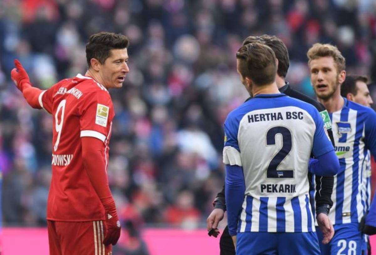 MUN001. Munich (Germany), 24/02/2018.- Bayern's Robert Lewandowksi (L) talks with Berlin's Peter Pekarik (R) during the German Bundesliga soccer match between FC Bayern Munich and Hertha BSC Berlin, in Munich, Germany, 24 February 2018. (Alemania) EFE/EPA/LUKAS BARTH EMBARGO CONDITIONS - ATTENTION: Due to the accreditation guidlines, the DFL only permits the publication and utilisation of up to 15 pictures per match on the internet and in online media during the match.