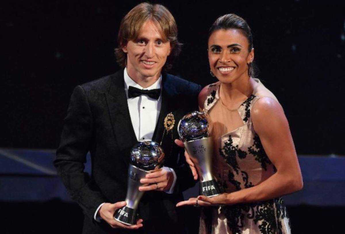 Orlando Pride and Brazil forward Marta (R) and Real Madrid and Croatia midfielder Luka Modric (L) winners of the Best FIFA Women's and Men's Player of 2018 Award, pose for a photograph with their trophies during The Best FIFA Football Awards ceremony, on September 24, 2018 in London. / AFP PHOTO / Ben STANSALL