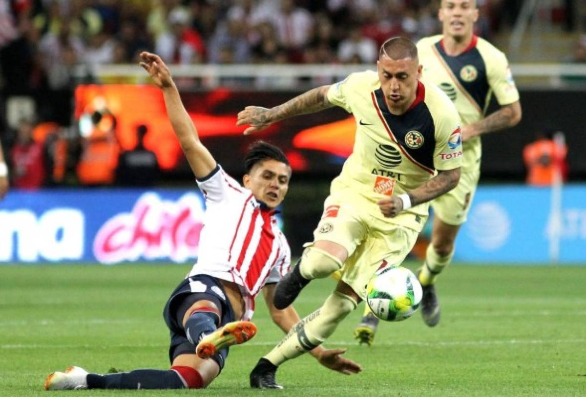 Dieter Villalpando (L) of Guadalajara marks Chilean Nicolas Castillo of America during their Mexican Clausura football tournament match at the Akron stadium in Guadalajara, Jalisco State, Mexico, on March 16, 2019. (Photo by Ulises RUIZ / AFP)