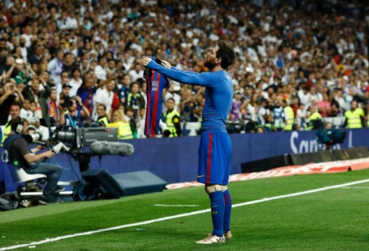 Barcelona's Argentinian forward Lionel Messi celebrates after scoring during the Spanish league Clasico football match Real Madrid CF vs FC Barcelona at the Santiago Bernabeu stadium in Madrid on April 23, 2017. / AFP PHOTO / OSCAR DEL POZO