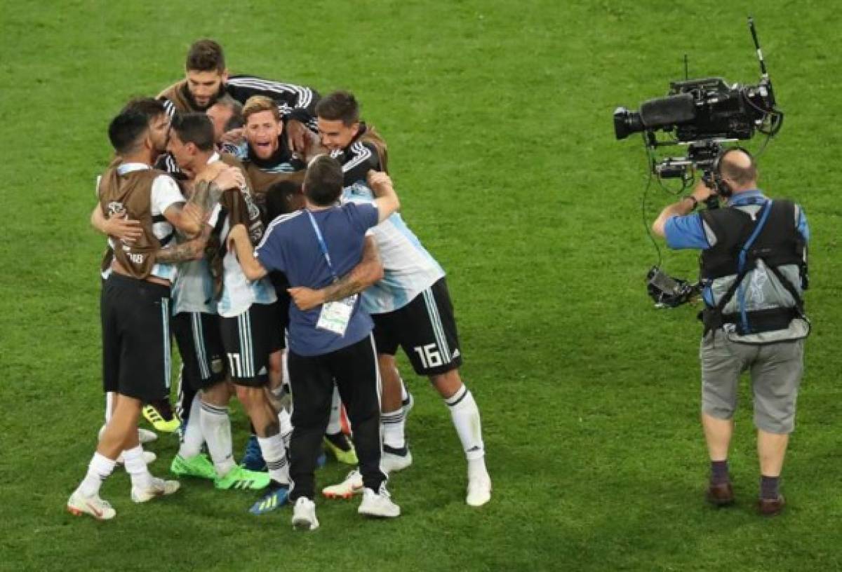 Lo que no se vio en TV: La fría celebración de Sampaoli con Messi y el show de Maradona en las gradas