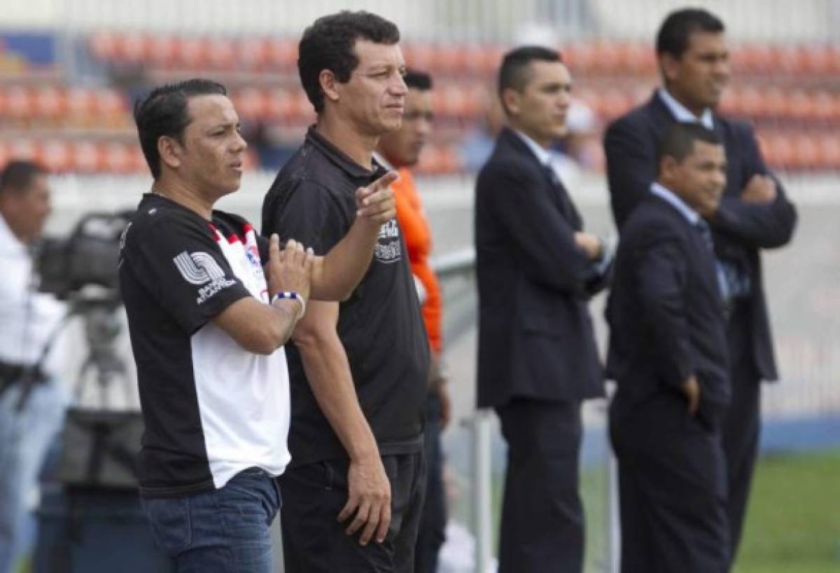 Dani Turcios nuevo asistente tecnico de de Olimpia en Reservan acompaÃ±ado por clocli Salgado en partido de de Olimpia vrs Platense en torneo de la liga Nacional Apertura 2014-2015