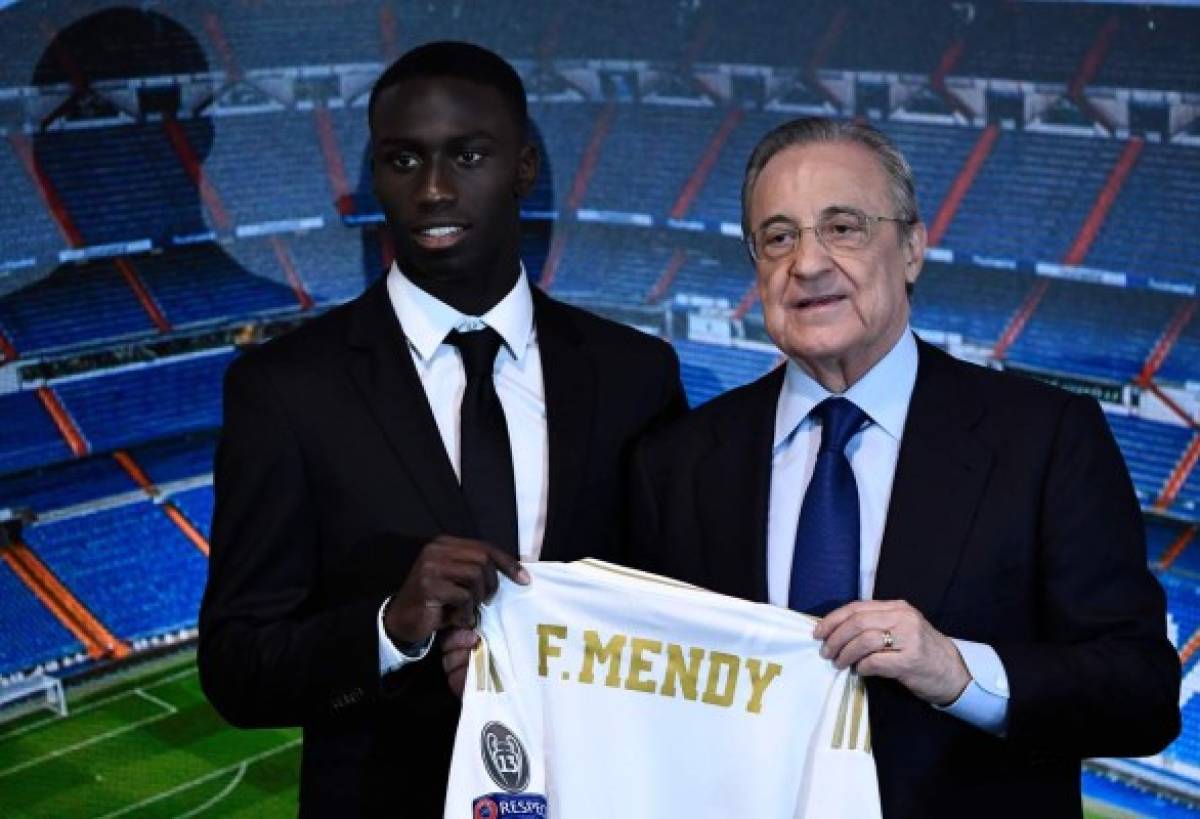 French defender Ferland Mendy (L) and Real Madrid's president Florentino Perez pose during the official presentation of the footballer as new player of the Spanish club at the Santiago Bernabeu stadium in Madrid on June 19, 2019. (Photo by OSCAR DEL POZO / AFP)
