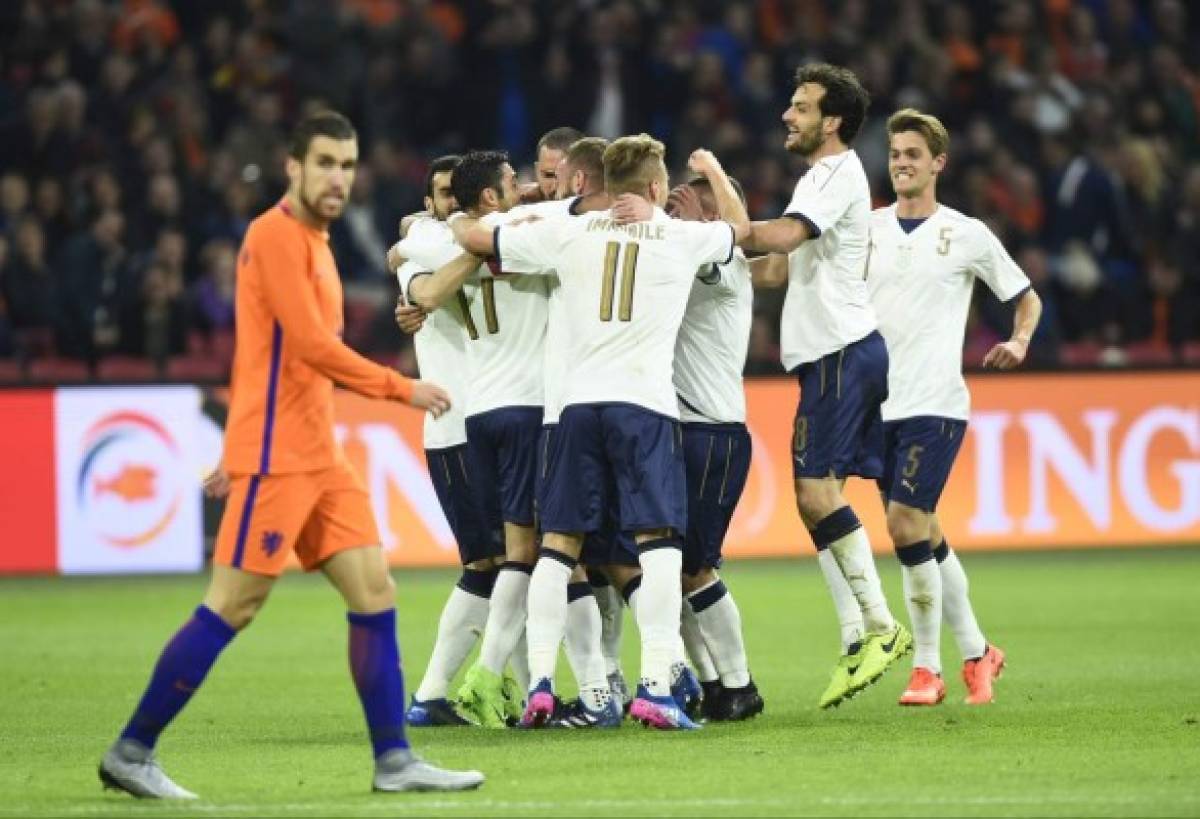 Italy's Eder Citadin Martins (3L) celebrates after scoring a goal with teammates during the friendly football match between The Netherlands and Italy at the Arena Stadium, on March 28, 2017 in Amsterdam. / AFP PHOTO / JOHN THYS