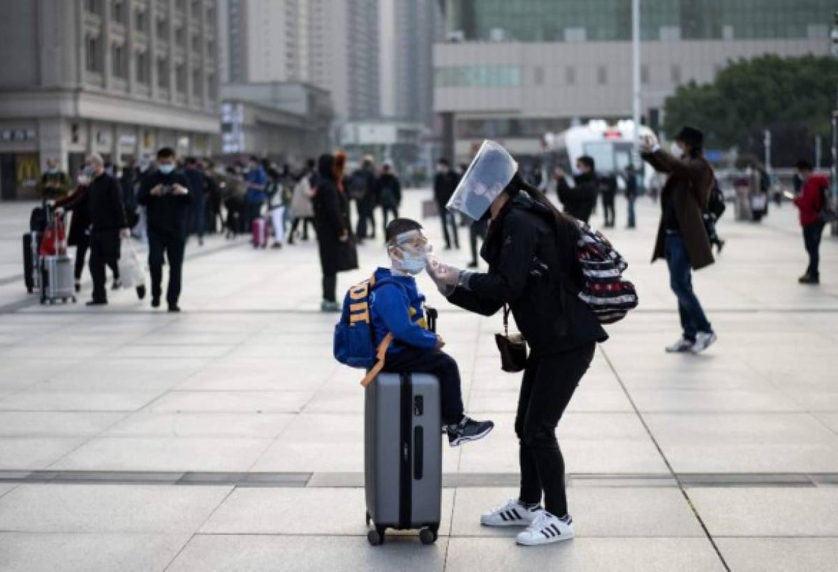 ¡Se terminó el encierro! Ciudadanos de Wuhan, China, regresan a las calles
