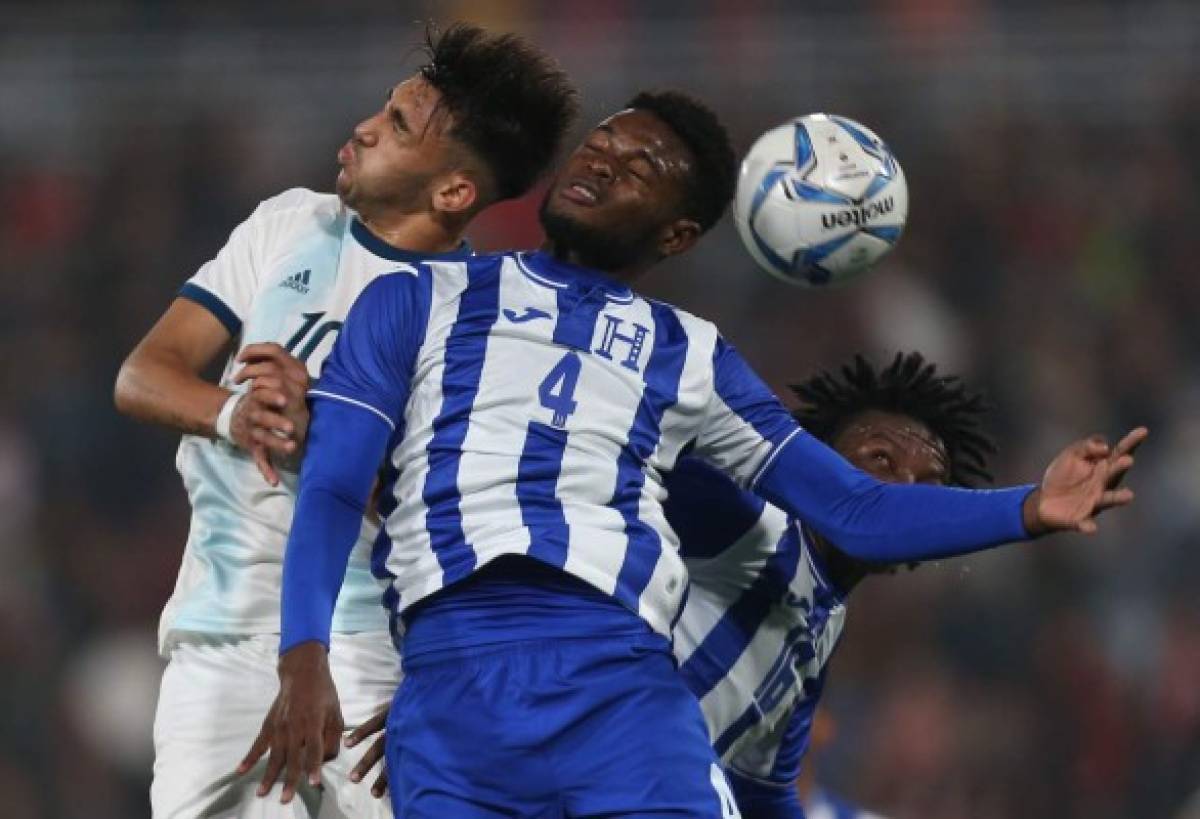 Argentina's Nicolas Gonzalez (L) and Honduras' Elison David Rivas go for a header during the Men's Football Gold Medal Match between Argentina and Honduras at the Lima 2019 Pan-American Games in Lima on August 10, 2019. (Photo by Luka GONZALES / AFP)