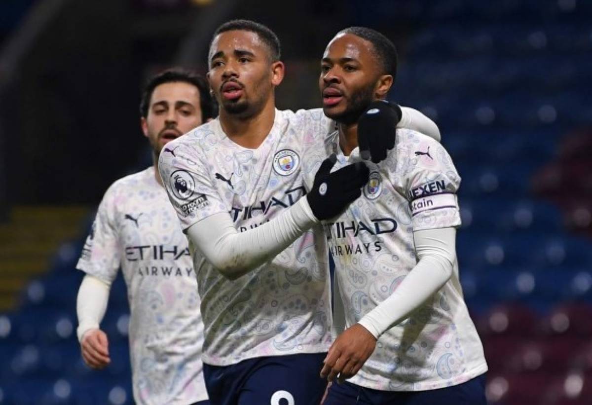 Manchester City's English midfielder Raheem Sterling (R) celebrates scoring his team's second goal with Manchester City's Brazilian striker Gabriel Jesus (C) during the English Premier League football match between Burnley and Manchester City at Turf Moor in Burnley, north west England on February 3, 2021. (Photo by Gareth Copley / POOL / AFP) / RESTRICTED TO EDITORIAL USE. No use with unauthorized audio, video, data, fixture lists, club/league logos or 'live' services. Online in-match use limited to 120 images. An additional 40 images may be used in extra time. No video emulation. Social media in-match use limited to 120 images. An additional 40 images may be used in extra time. No use in betting publications, games or single club/league/player publications. /
